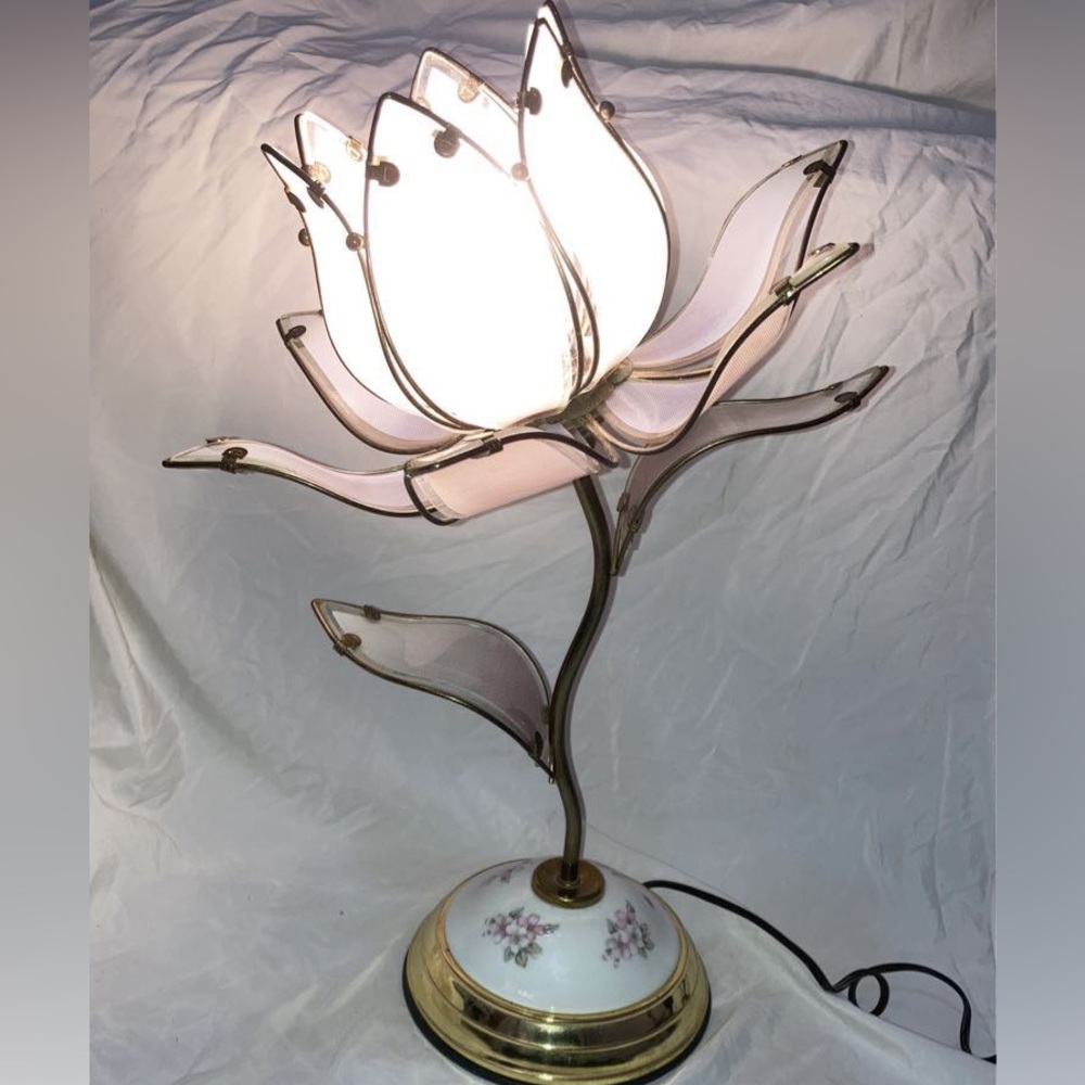 Vintage lotus flower lamp